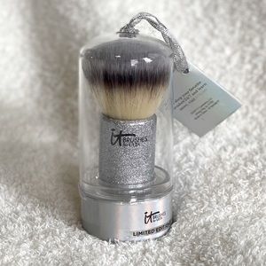 It Cosmetics Brush